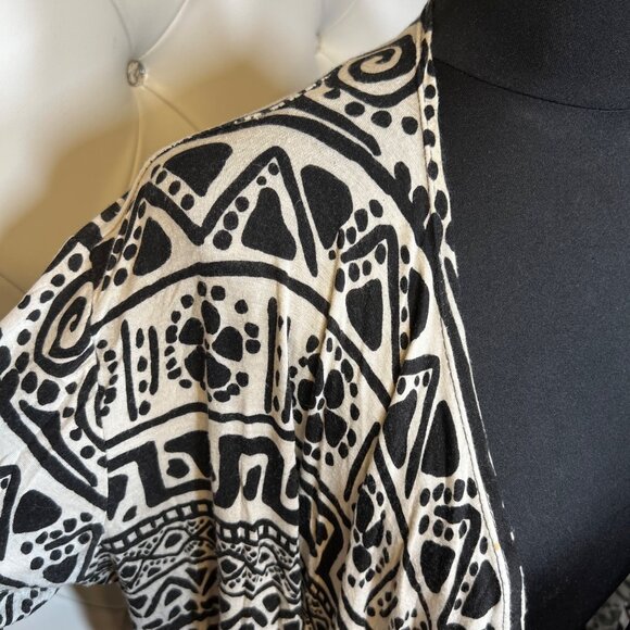 Black And White Patterned Women's Sweater - Picture 4 of 7